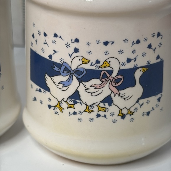 Salt and Pepper Shakers ducks with blue and pink bow Vintage - Picture 5 of 5